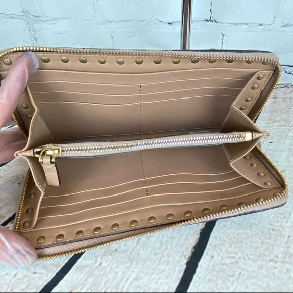 Valentino Rockstud zippy zip-around leather wallet - Picture 4 of 16